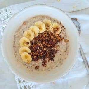 Papas de Aveia Cremosas com Banana e Skyr servidas com topping de granola e banana