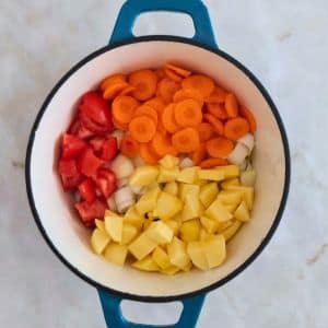 legumes cortados no tacho para a base de sopa de peixe