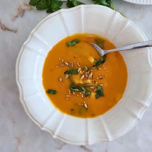 sopa cremosa de peixe servida num prato