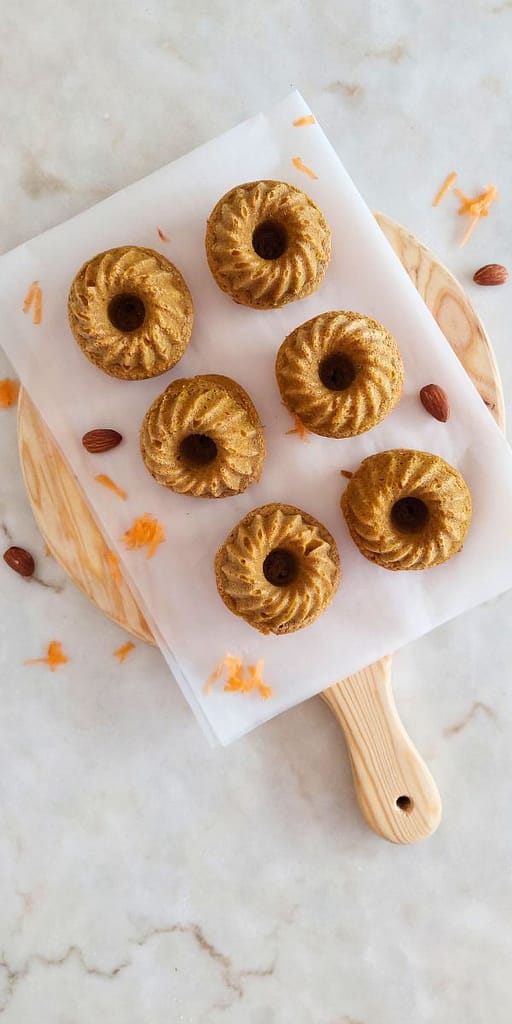 Bolinhos de Cenoura Saudável e Delicioso dispostos em cima de uma tábua de cozinha. Receita Sem Açúcar Para Saborear