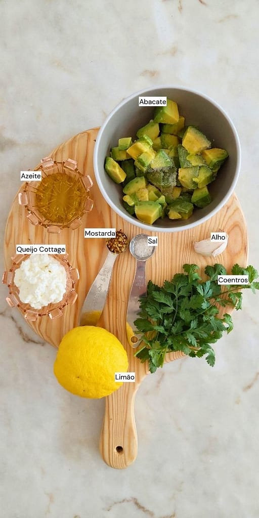 Ingredientes disposta na bancada para molho aromático fit