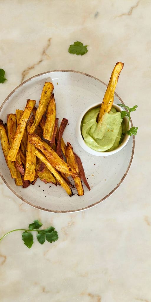 Maionese de abacate com ervas saudável servida com batata doce assada na airfryer