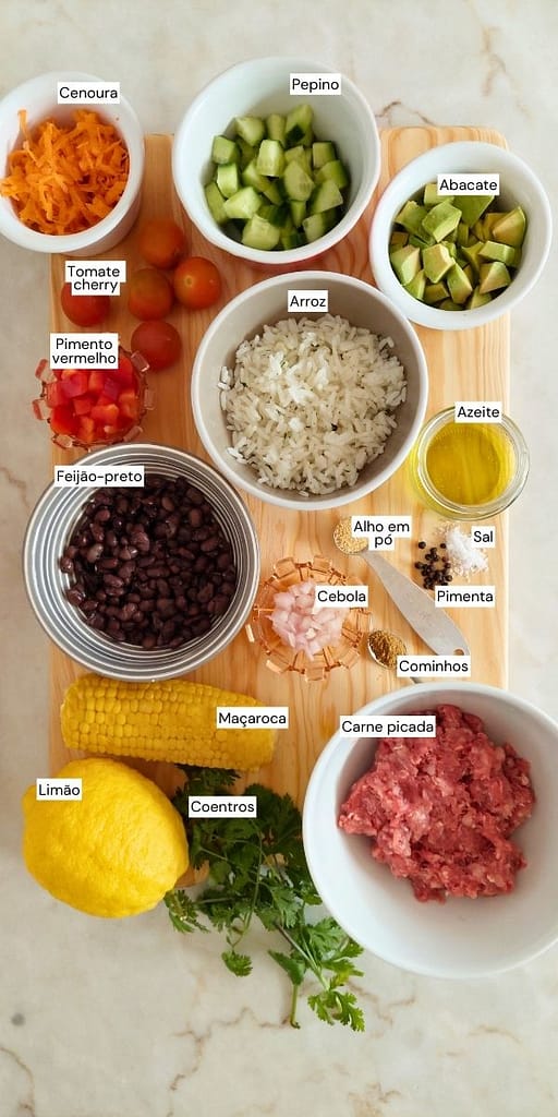 ingredientes frescos dispostos na bancada para almoço ou jantar saudável e para marmita