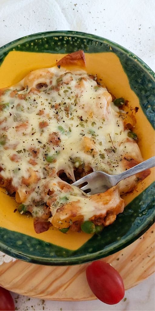 Gratinado de carne picada com massa e queijo acabado de sair do forno