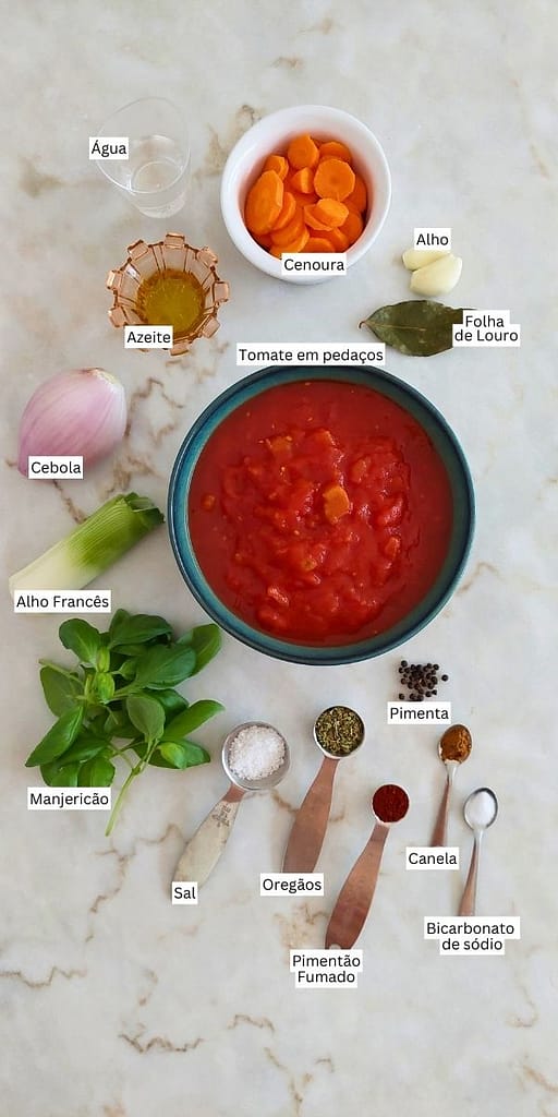 Ingredientes frescos para molho de tomate caseiro saudável, incluindo cenoura, cebola e tomate de lata