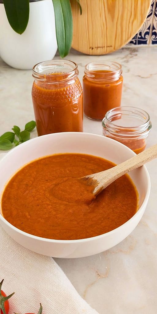 Molho de tomate caseiro saudável num frasco de vidro, pronto a ser usado