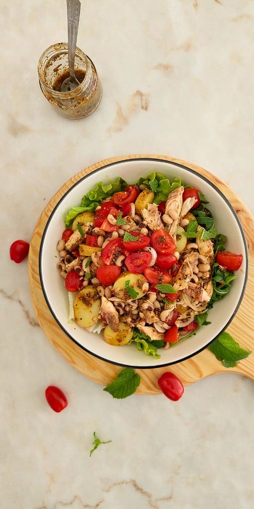 Porção de salada de cavala e feijão-frade pronta para marmita