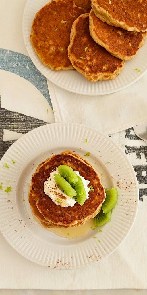 Panquecas de courgette, mel e limão fofas servidas no prato
