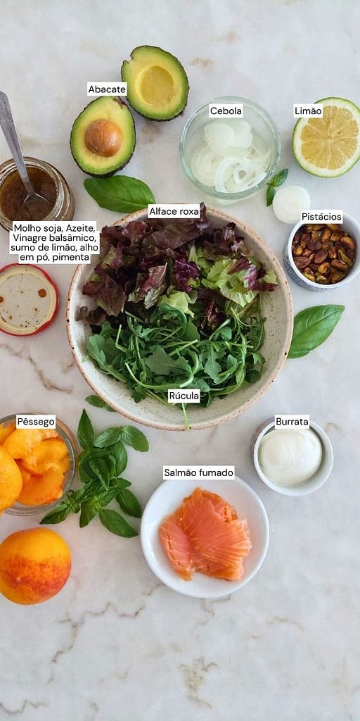 Ingredientes frescos para salada de pêssego, salmão e burrata