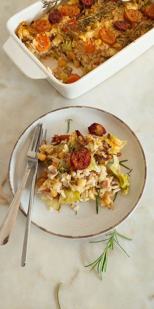 arroz de forno de roupa velha de cozido servido no prato