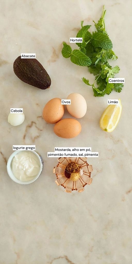 ingredientes dispostos na bacada e em taças, ervas aromáricas, temperos, limão e iogurte para refeição rápida, fácil e saudável
