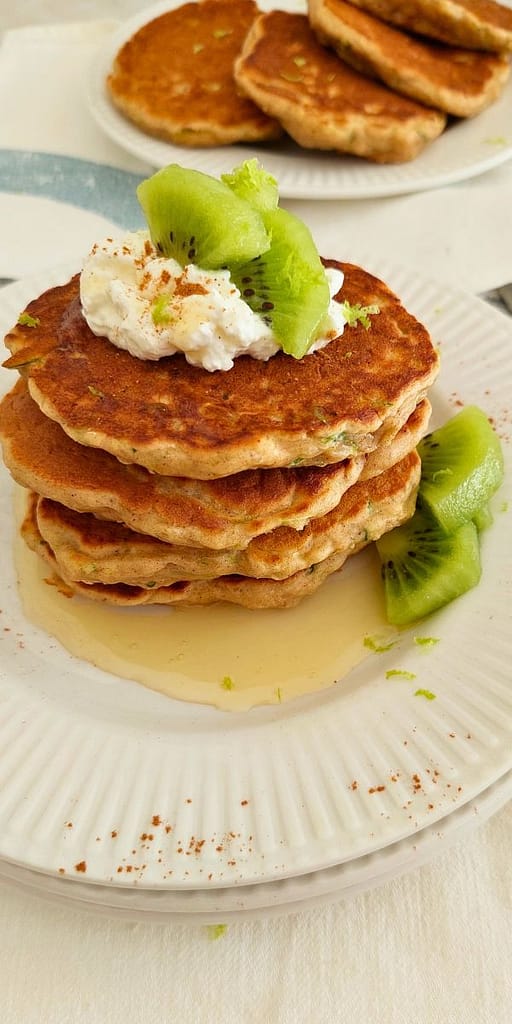 Panquecas empilhadas com fruta e mel por cima