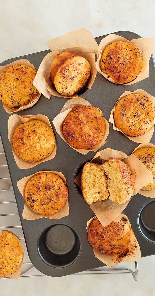 Muffins Saudáveis de coco e aveia no tabuleiro de muffins acabados de air do forno