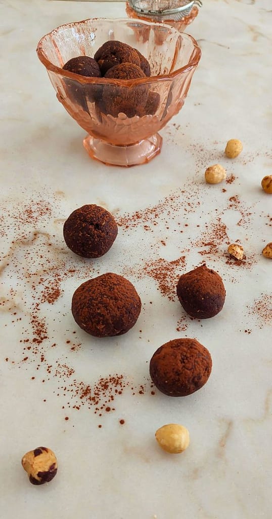 Energy Balls de Avelã Proteicas envolvidas em cacau em pó