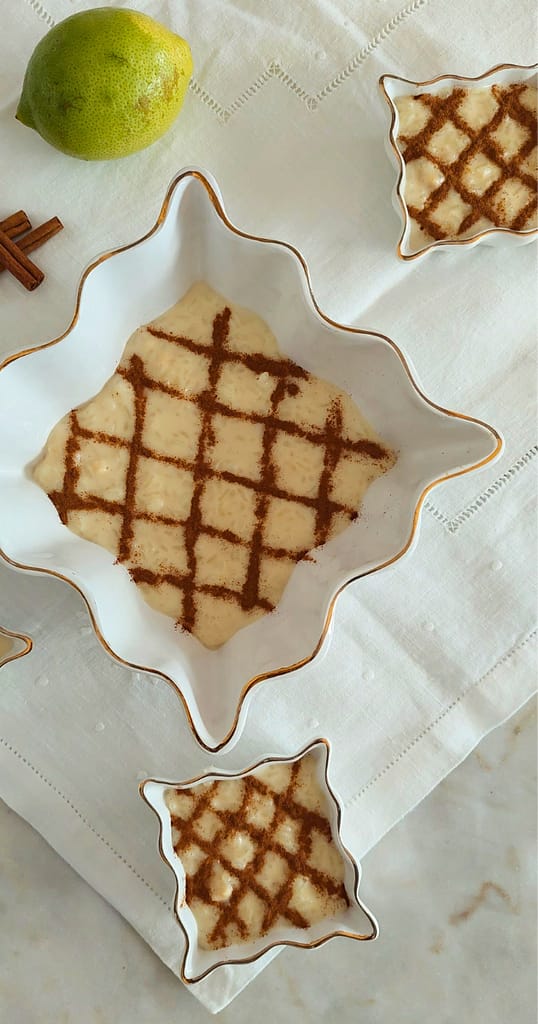 Travessa de arroz-doce tadicional português polvilhado com canela e em tacinhas individuais.