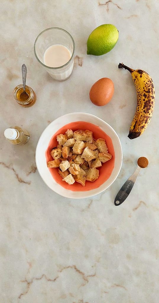 Ingredientes dispostos na bancada para receita natalina no forno