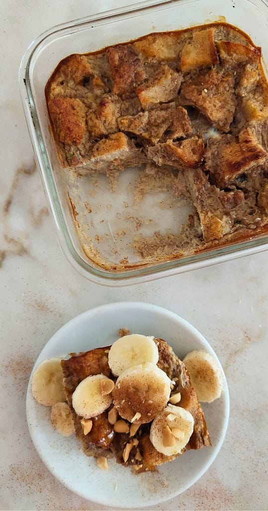 Rabanadas de Forno com Banana servidas num prato com topping de rodelas de banana, avelã e canela