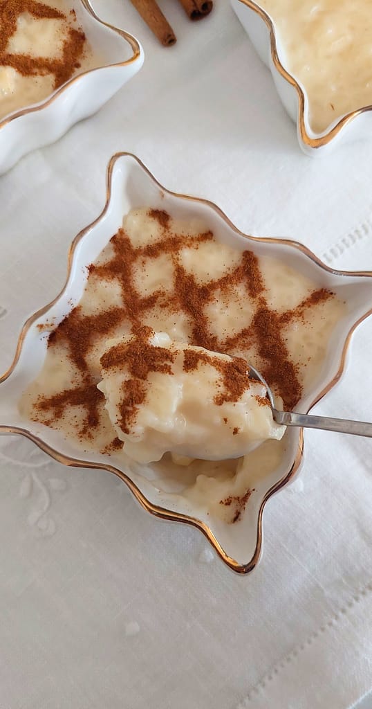 Close-up de Arroz-doce tradicional servido na taça polvilhado com canela.