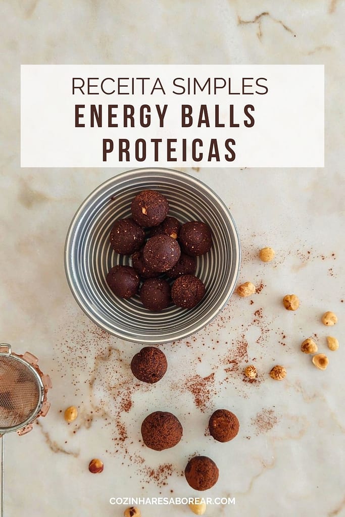 Energy Balls de Avelã Proteicas envolvidas em cacau em pó dentro de uma taça
