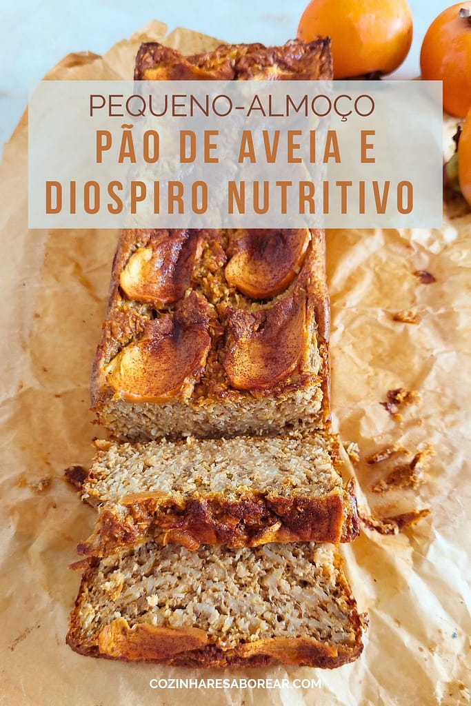 Pão de aveia e diospiro a assado, com fatias de fruta por cima