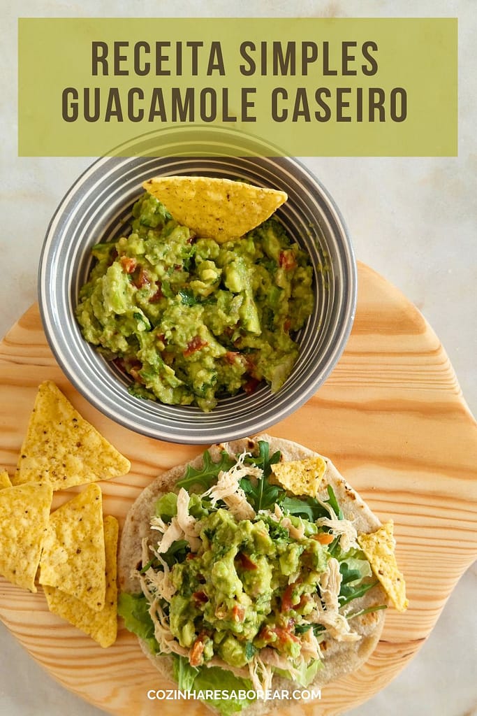 Receita mexicana com abacate, tomate, coentros e nachos