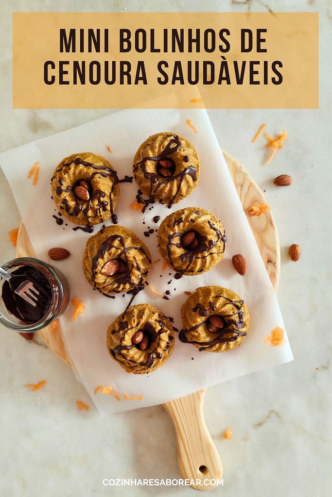 Mini Bolinhos de cenoura saudàveis simples e sem açucar cobertos com calda de chocolate e dispostos em cima da bancada