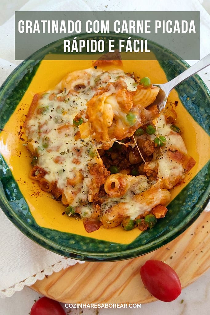 Porção de massa gratinada com carne picada e queijo derretido