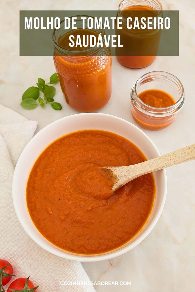Frascos com molho de tomate caseiro prontos para guardar ou congelar