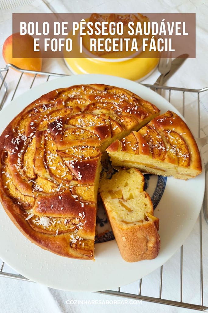 Bolo de pêssego saudável e fofo acabado de sair do forno