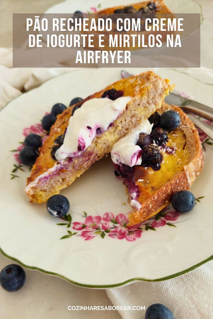 Receita para pequeno-almoço ou lanche saudável: Airfryer Stuffed Bread with Yogurt & Blueberries, prontas para serem servidas, com uma apresentação elegante