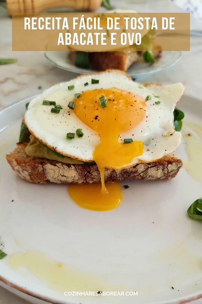 Tosta de Abacate com Ovo e Queijo Cottage A Receita Perfeita para o Pequeno-Almoço