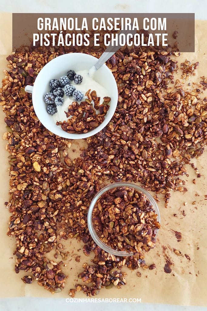 Granola Caseira com Pistácios servida com iogurte e frutos vermelhos
