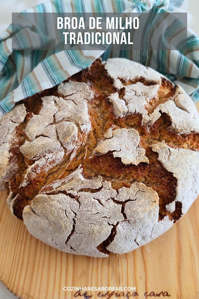 pão caseiro fácil dentro de um saco de tecido em cima de uma tábua de madeira