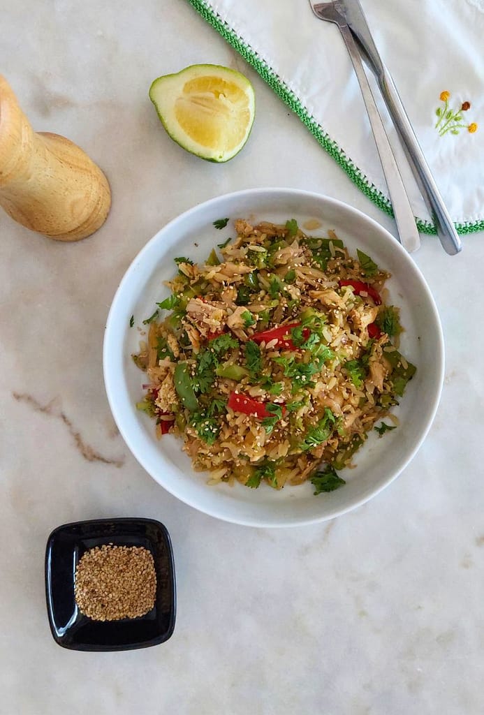 Arroz frito com frango e pimentos receita rápida e saudável