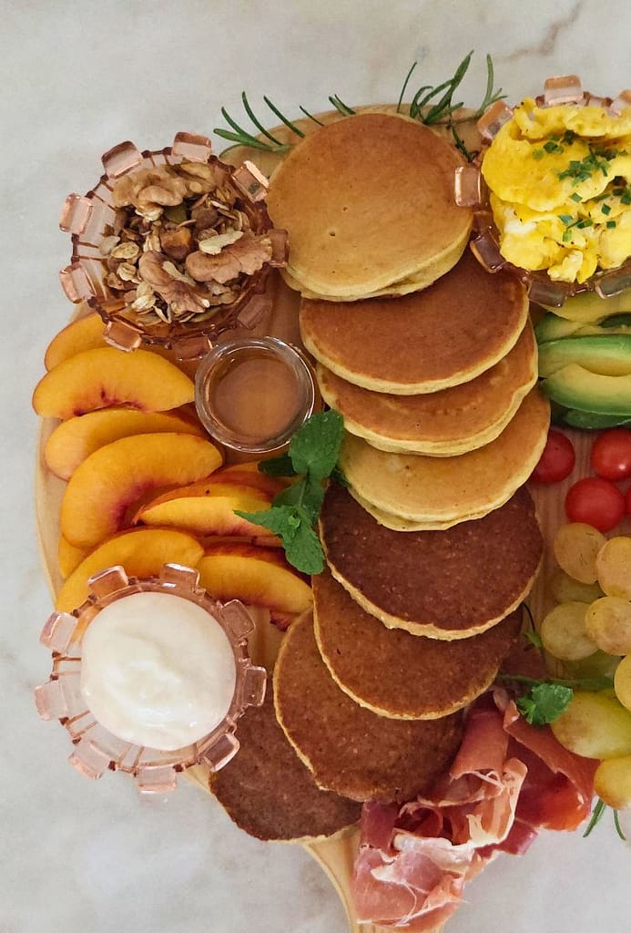 close up de Tábua de panquecas com frutas e topings para brunch