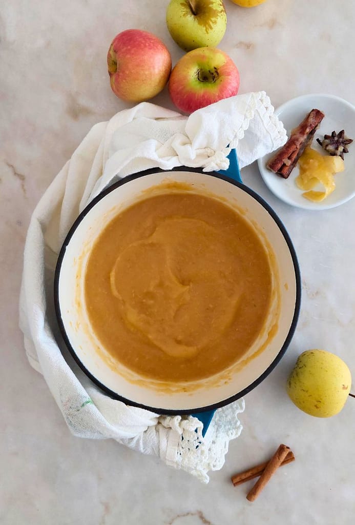 Puré de Maçã caseiro Sem Açúcar no tacho pronto para colocar em frascos.