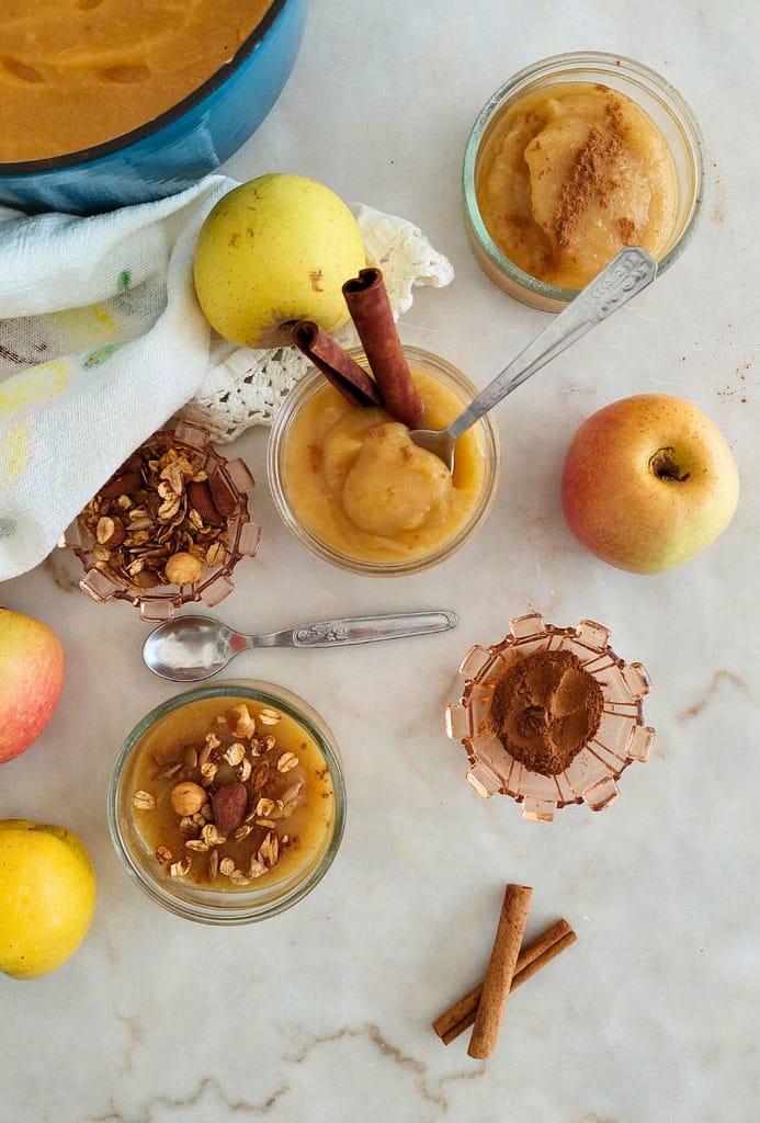 Puré de maçã servido em frascos com canela e granola: Menu semanal janeiro 2026
