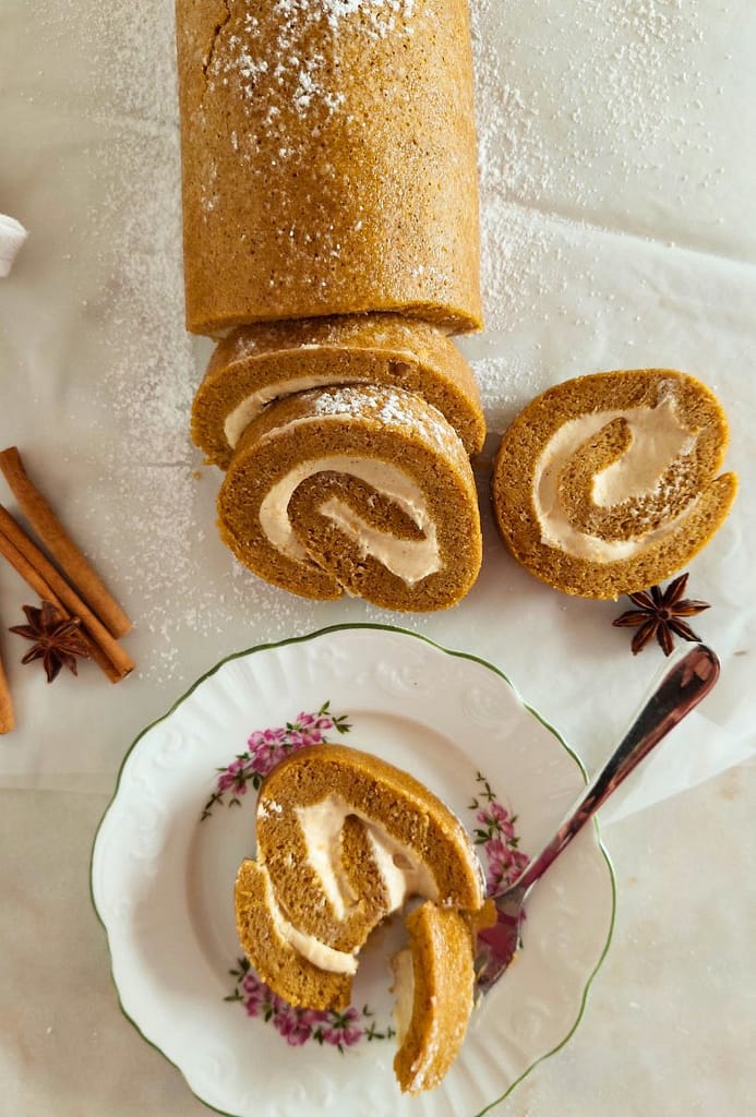 Torta de Abóbora com Recheio de Chocolate Branco fatiada e servida num prato