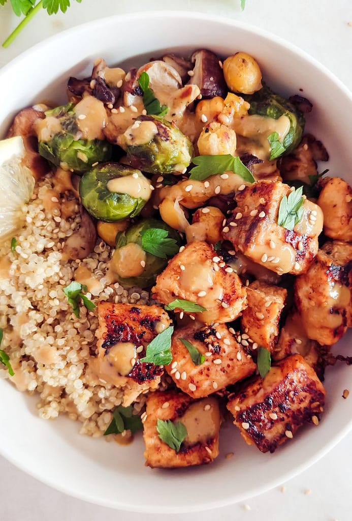 close up Bowl de Salmão e Quinoa com couve-de-bruxelas e grão-de-bico servida com molho tahini