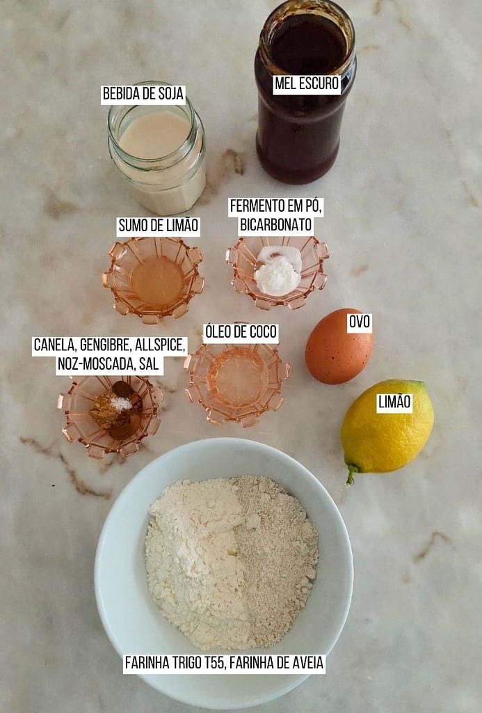 Ingredientes dispostis na bancada, Farinha de aveia, mel e especiarias para panquecas de canela e gengibre.