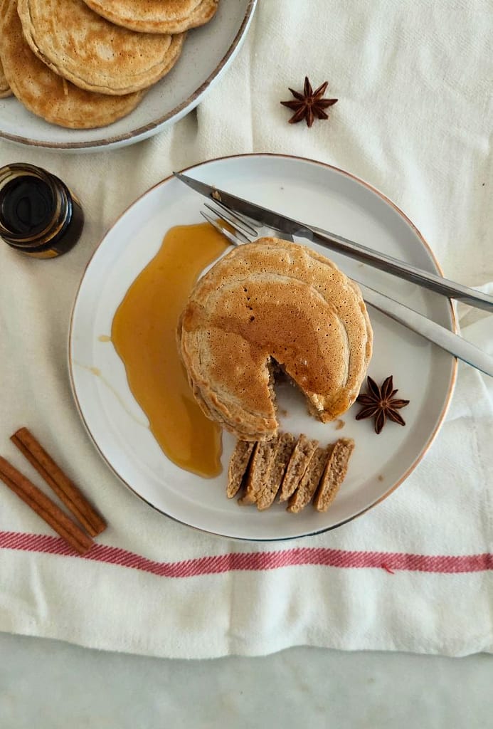 Montagem de panquecas de canela e gengibre com topping de mel.