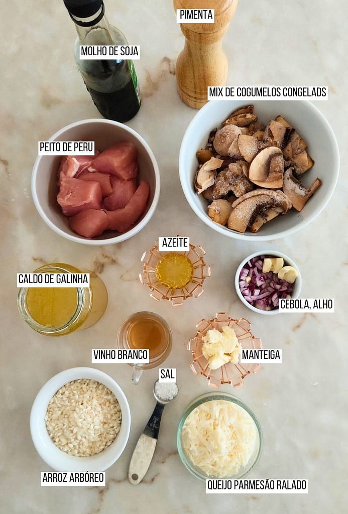 Ingredientes dispostos na bancada, arroz de risoto, peru, cogumelos caldo de galinha para almoço ou jantar fácil e para ocasiões especiais