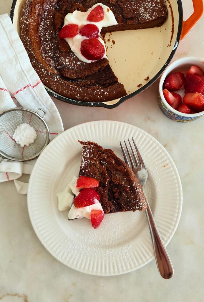 Receita fácil de Panqueca de chocolate no forno Dutch Baby em 30 minutos