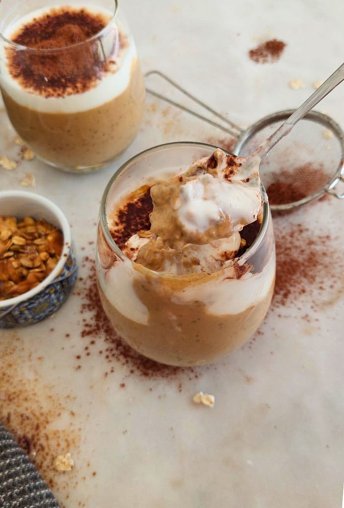 Receita Overnight Oats de Café Proteicas Saudáveis e Práticas para pequeno-almoço