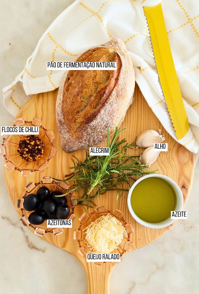 Lista de Ingredientes para petis em cima da bancada branca