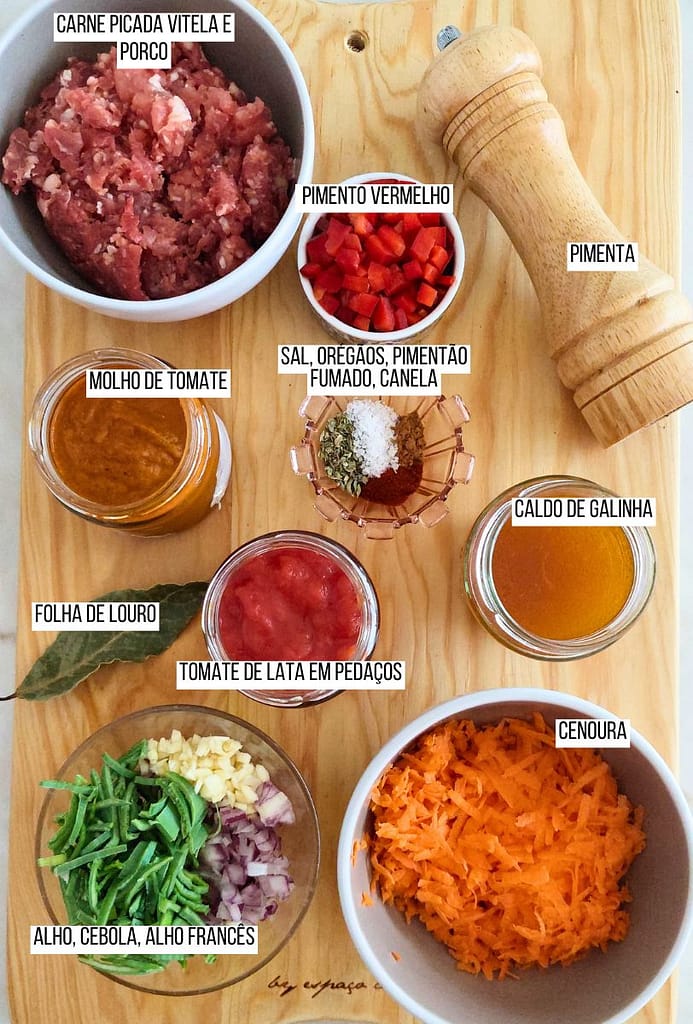 Ingredientes para almoço ou jantar reconfortante fácil dispostos na bancada
