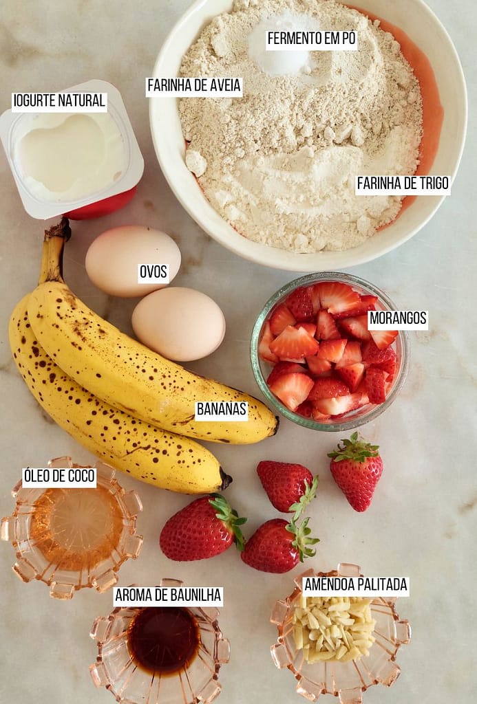 ingredientes dispostos em taças em cima da bancada da cozinha pequeno-almoço simples