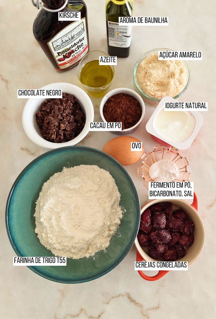 ingredientes dispostos na tábua para sobremesa fácil e rápida