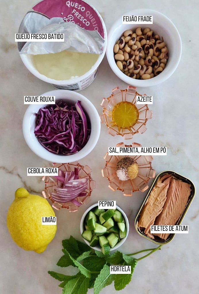 Ingredientes dispostos na pedra branca para almoço ou jantar leve de verão