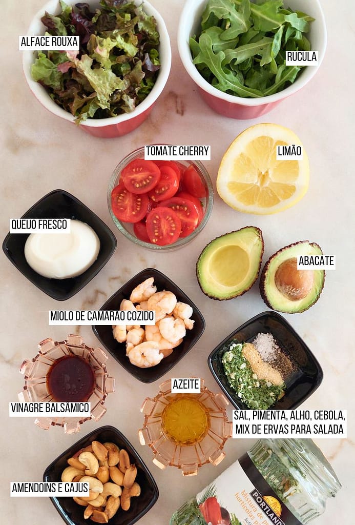 Ingredientes dispostos na pedra para almoço ou jantar leve de verão